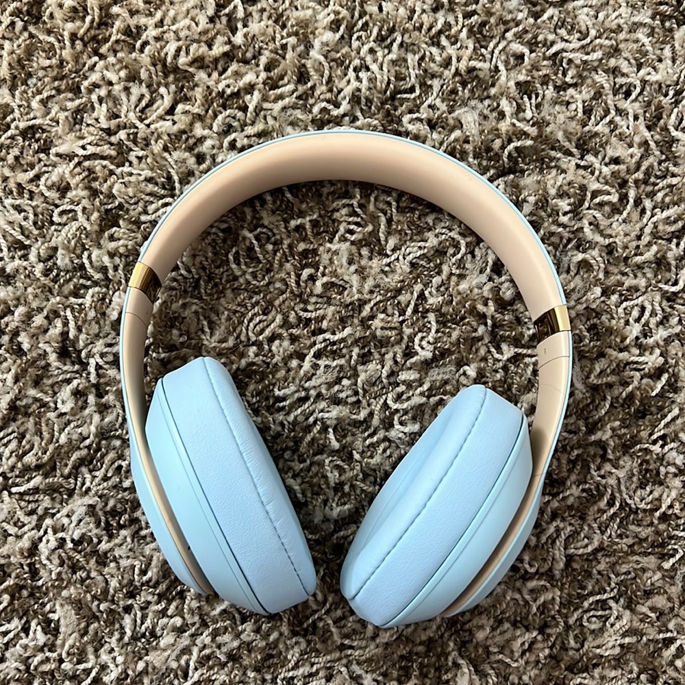 Never used Beats Studio Wireless headphones.
